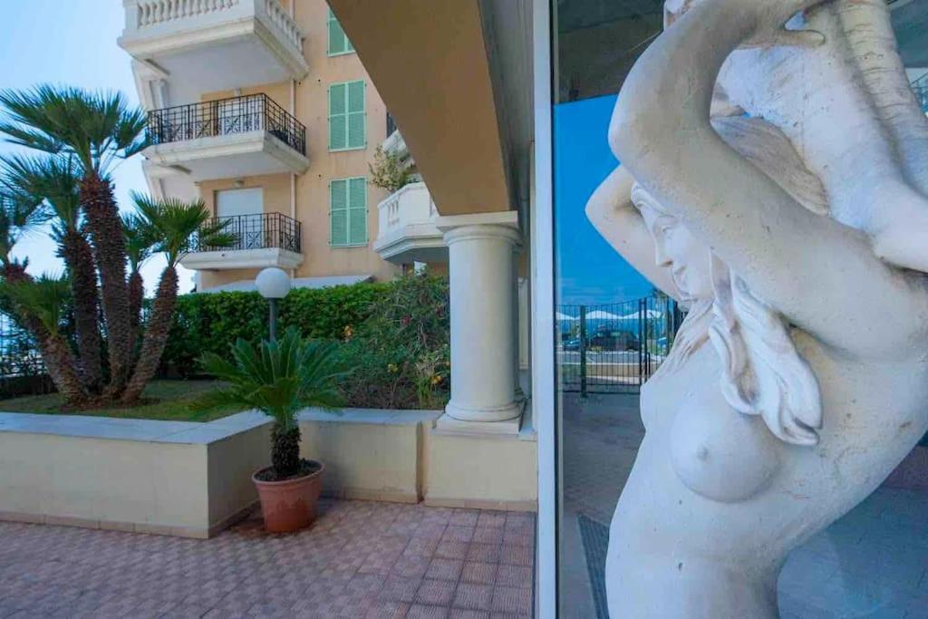 Superbe Studio Avec Terrasse En Front De Mer Menton Eksteriør billede
